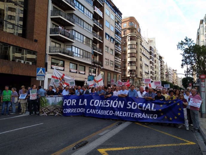 Entidades y partidos valencianos y aragoneses se manifiestan en València