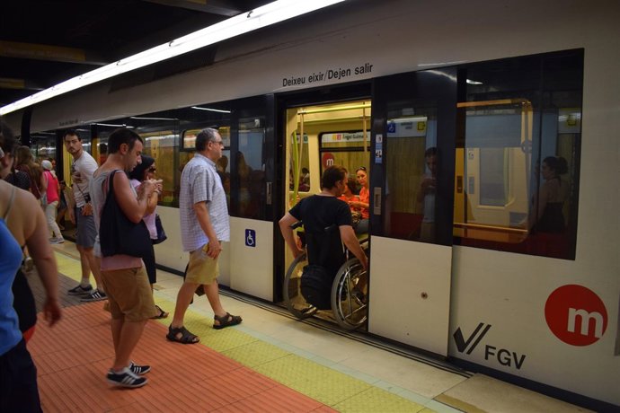Una estación de Metrovalencia en verano