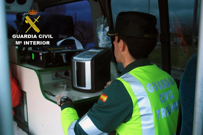 Agente de tráfico haciendo pruebas de alcoholemia