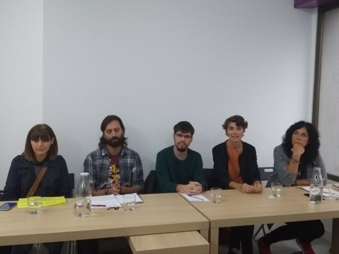 Imagen de la reunión de cargos de Podemnos con militantes, en Basauri