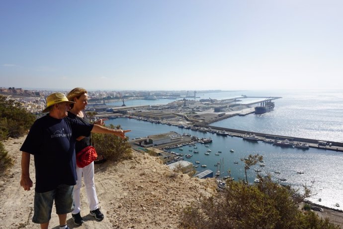 Visita de la presidenta del Puerto de Almería al barrio de Pescadería-La Chanca