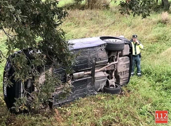 Coche volcado en Santa María de Cayón 