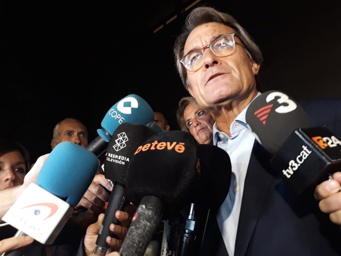 Artur Mas i la seva esposa Helena Rakosnik