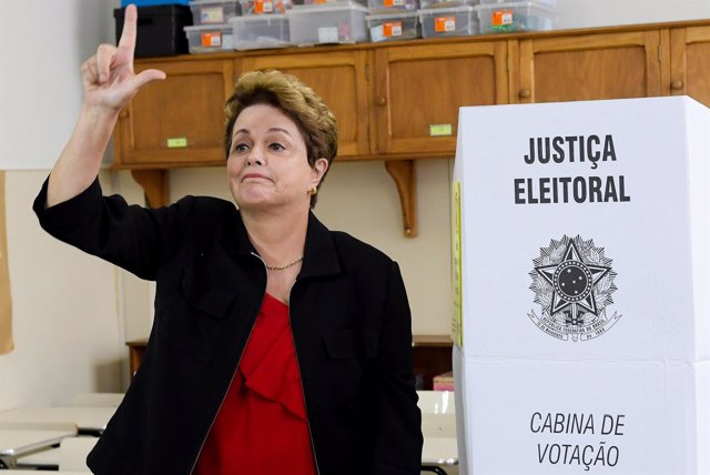 Dilma Rousseff deposita su voto en elecciones de Brasil 2018