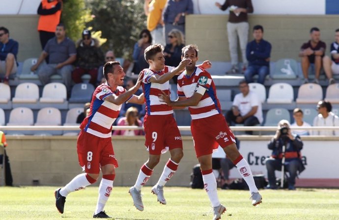 Varios jugadores del Granada celebran un gol en Reus