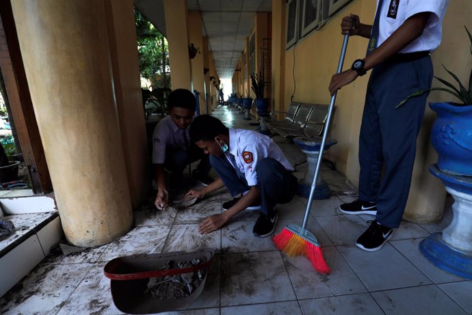 Estudiantes limpian una escuela tras el terremoto en Palu