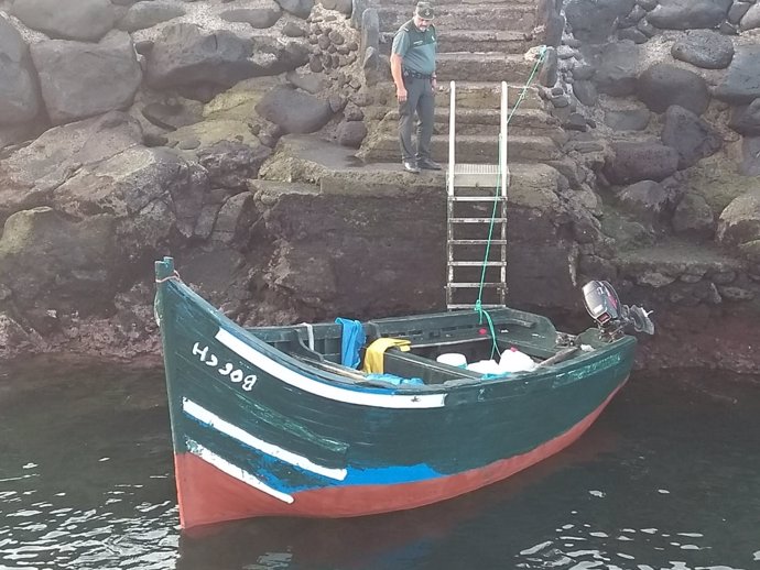 Patera rescatada por pescadores en La Santa, en Tinajo