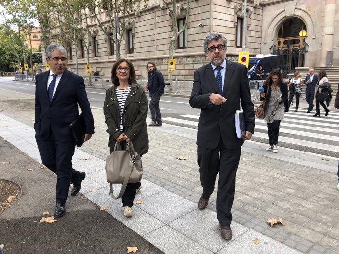 La esposa de Jordi Turull Blanca Bragulat y los abogados J.Pina y F.Homs