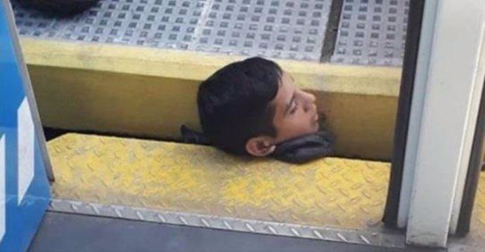 Niño atrapado en las vías 