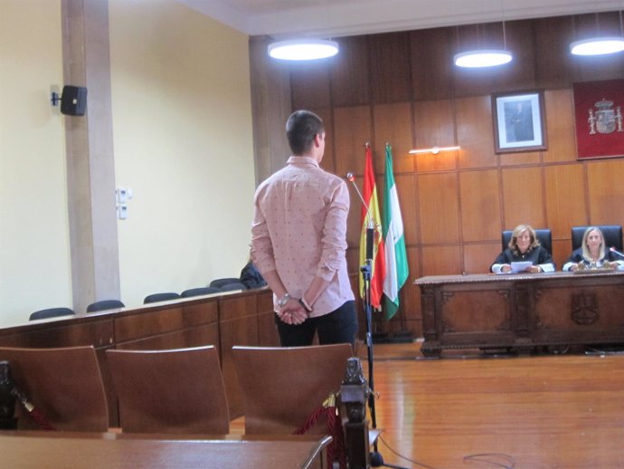 El joven acusado durante el juicio                           