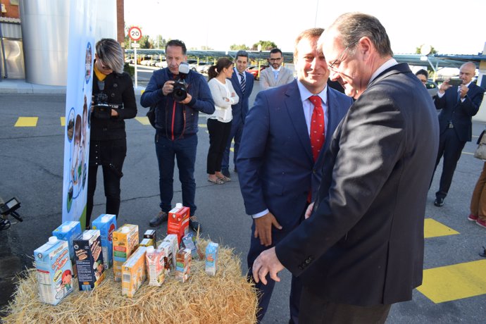 Silván, durante su visita a la fábrica de Lactiber.