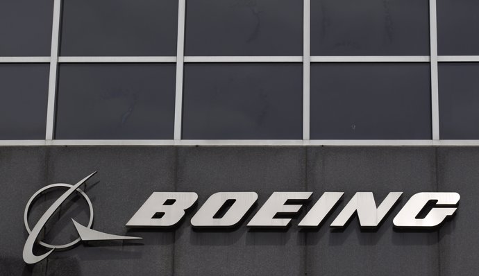 El logo de Boeing en su sede en Chicago