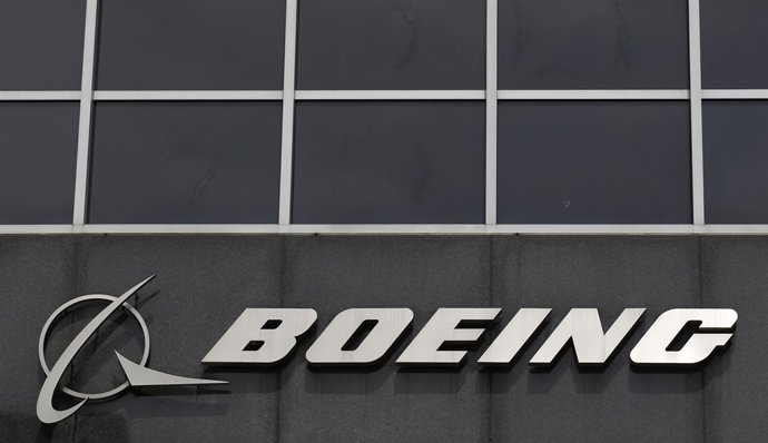 El logo de Boeing en su sede en Chicago