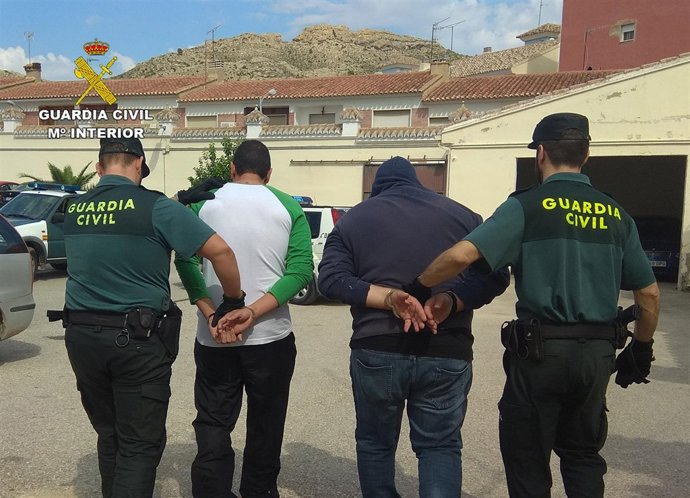 Imagen de los dos detenidos en Albudeite