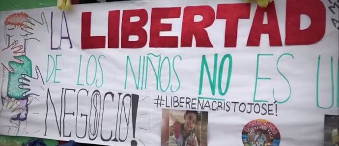 Pancartas en la vivienda de la familia de Cristo José Contreras, secuestrado.