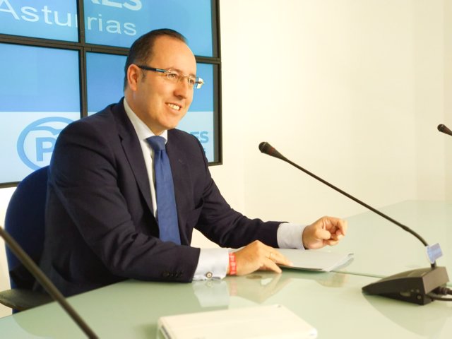 El senador del PP por Asturias, Mario Arias, en rueda de prensa