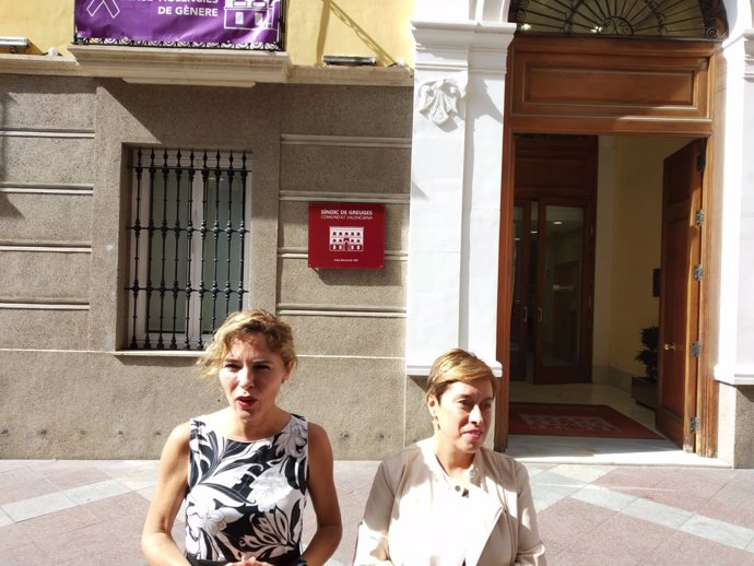 Marta Martín (izq) y Mercedes Ventura, este lunes ante la Sindicatura de Greuges