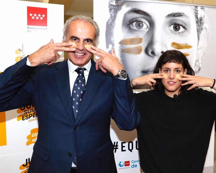 El consejero de Sanidad en una campaña por la donación de médula