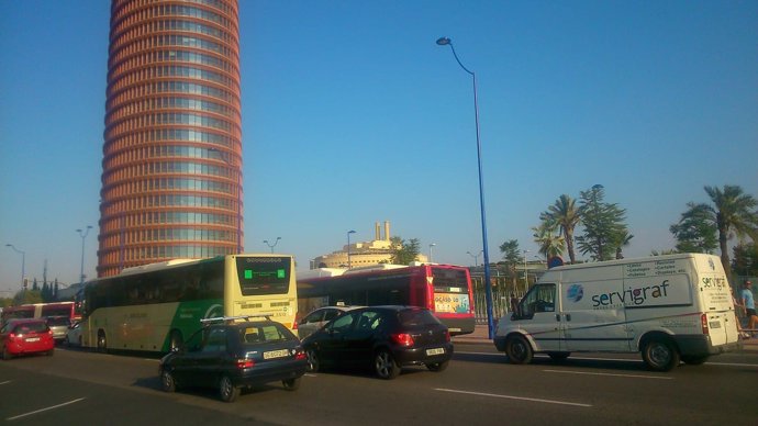 Imagen del tráfico en el entorno de la Torre Sevilla en la Cartuja