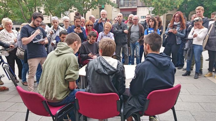 Els tres integrants dels CDR davant la premsa, a les portes de l'Ajuntament