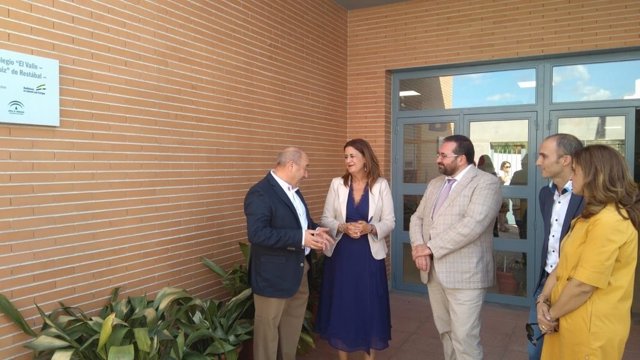 La consejera de Educación, Sonia Gaya, visita el colegio de Restábal