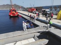 Salvamento Marítimo remolca a Fuerteventura una embarcación neumática con 31 inmigrantes a bordo