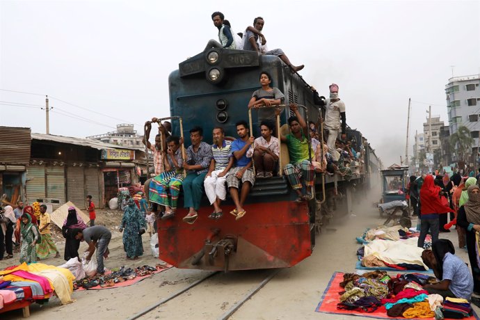 Tren atravesando un mercado de Dacca