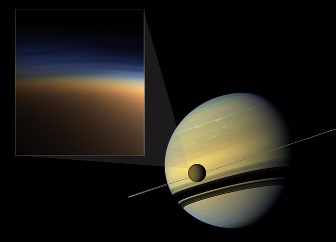 Bruma atmosférica de Titán en detalle, junto a Saturno