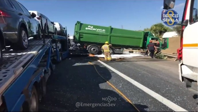 Accidente entre tres camiones en el Puente del Centenario 