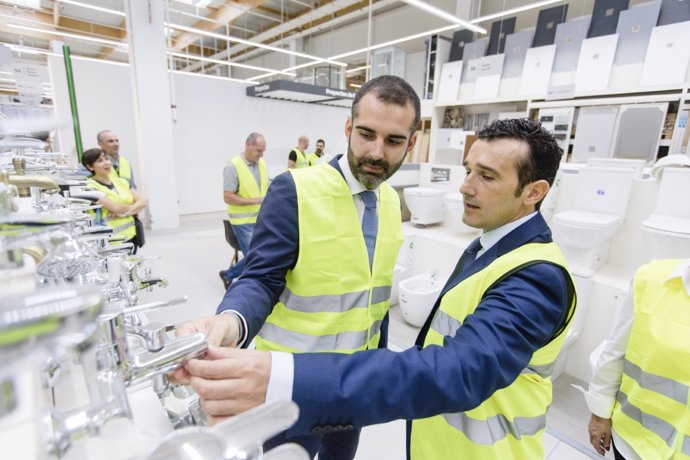 Fernández-Pacheco recorre la sección de sanitarios de la nueva tienda