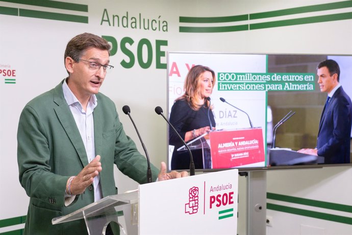 El secretario del PSOE de Almería, José Luis Sánchez Teruel, en rueda de prensa