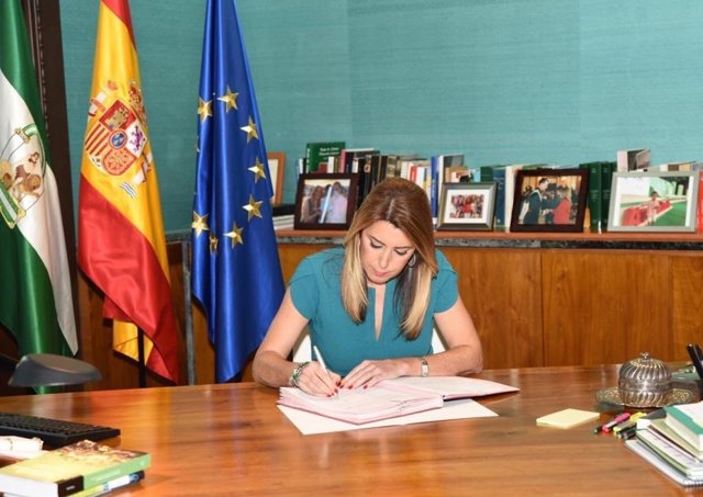 Susana Díaz firma el decreto que convoca elecciones autonómicas el 2 de diciembr