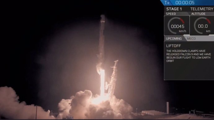 El cohete que lleva el satélite SAOCOM 1A despegando