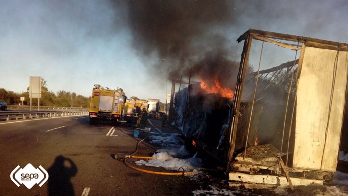 Incendio de un camión en la A-8 a la altura de Colunga