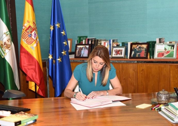 Susana Díaz firma el decreto que convoca elecciones autonómicas el 2 de diciembr