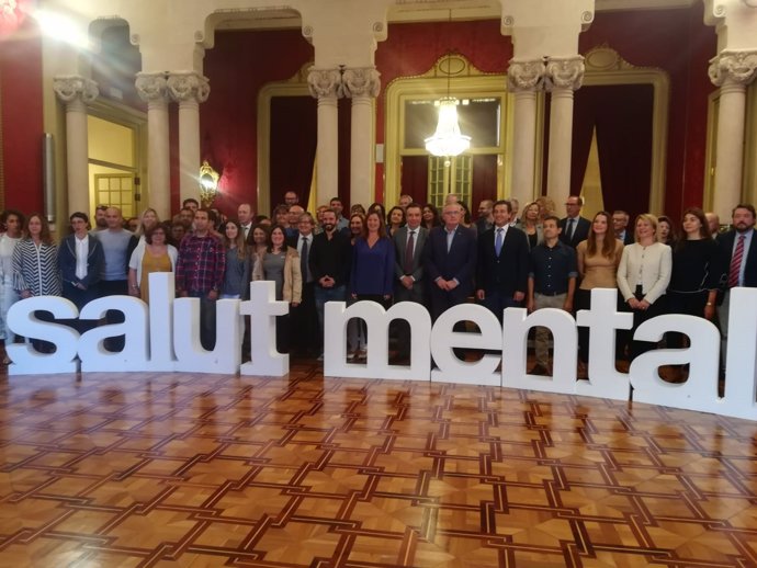 Foto de grupo en el Parlament por la salud mental