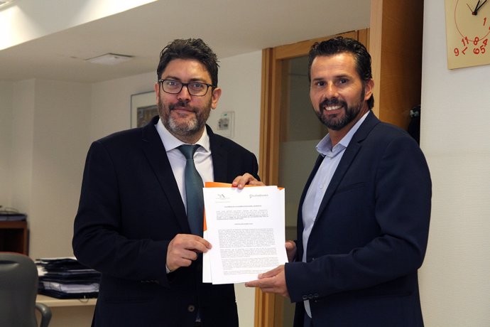 Miguel Sánchez y Mario Gómez de Cs registrando la iniciativa