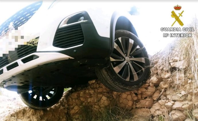 El coche con las ruedas en el aire  