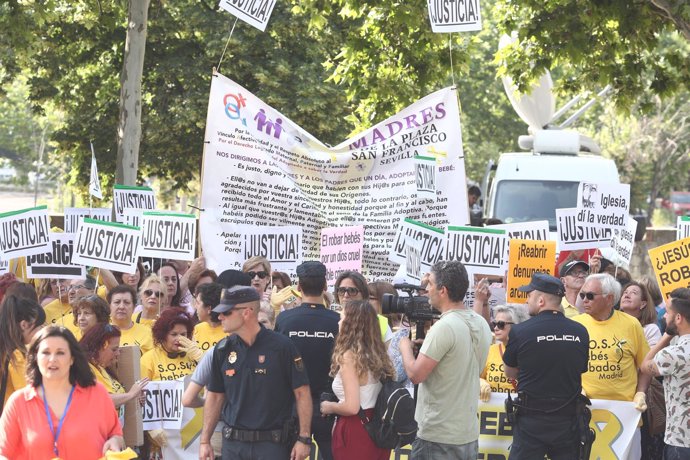 Concentración en la Audiencia Provincial de Madrid por el caso de bebés robados