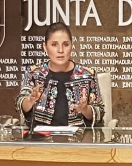 Isabel Gil Rosiña en rueda de prensa este martes en Mérida