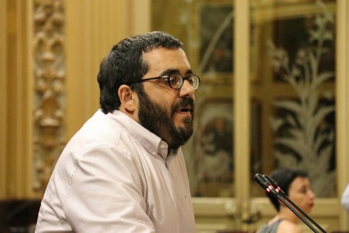 El conseller Vicenç Vidal durante el pleno del Parlament