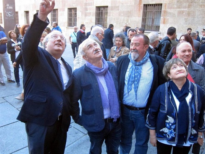 Enrique Cabero muestra la fachada a José María Álvarez, 9-10-18