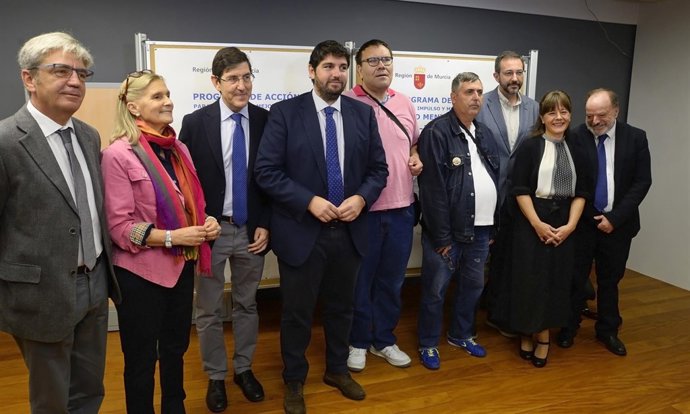 López Miras, cuarto por la izquierda, presenta el Programa de Salud Mental