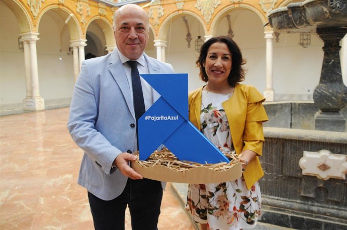 Ruiz y Pozuelo posan con la 'Pajarita Azul'