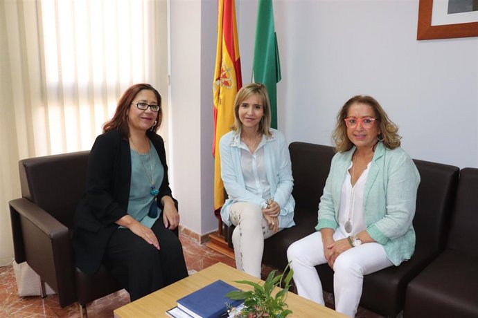 La alcaldesa de Punta Umbría, Aurora Águedo, con la subdelegada, Manuela Parralo