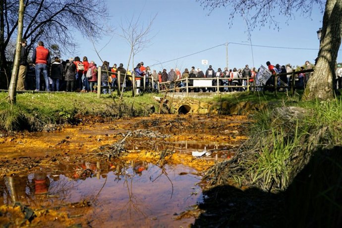 Balsa de lodos y cobre en Touro