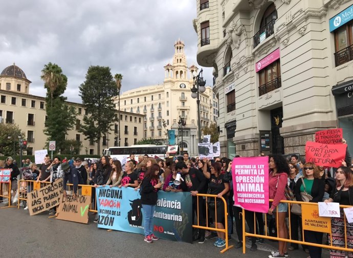 Concentración de antitaurinos en València