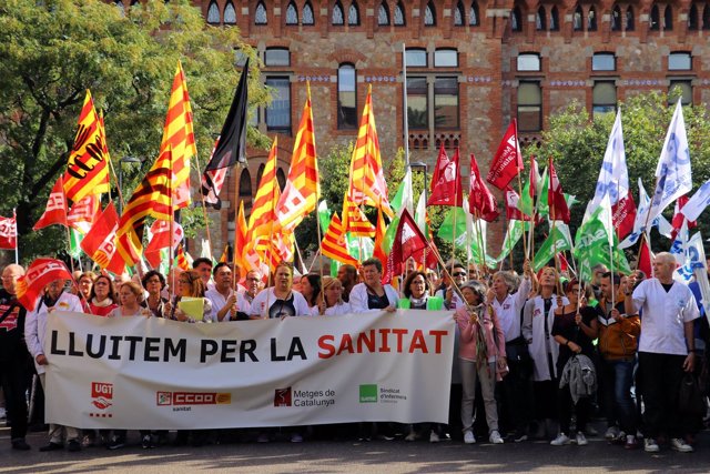 Concentración de trabajadores de la sanidad concertada catalana