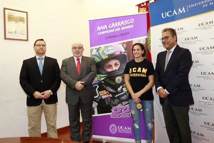 Mendoza, segundo por la izquierda, junto a Ana Cararsco