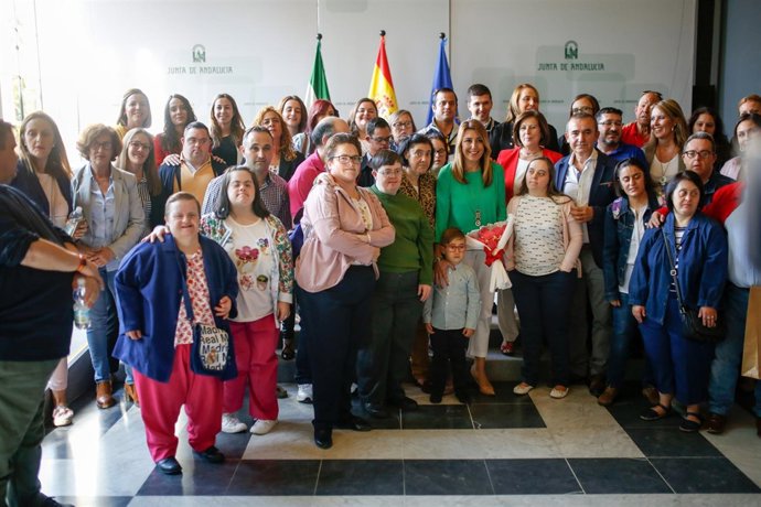 La presidenta de la Junta recibe a la asociación 'Abriendo camino' de Mengíbar